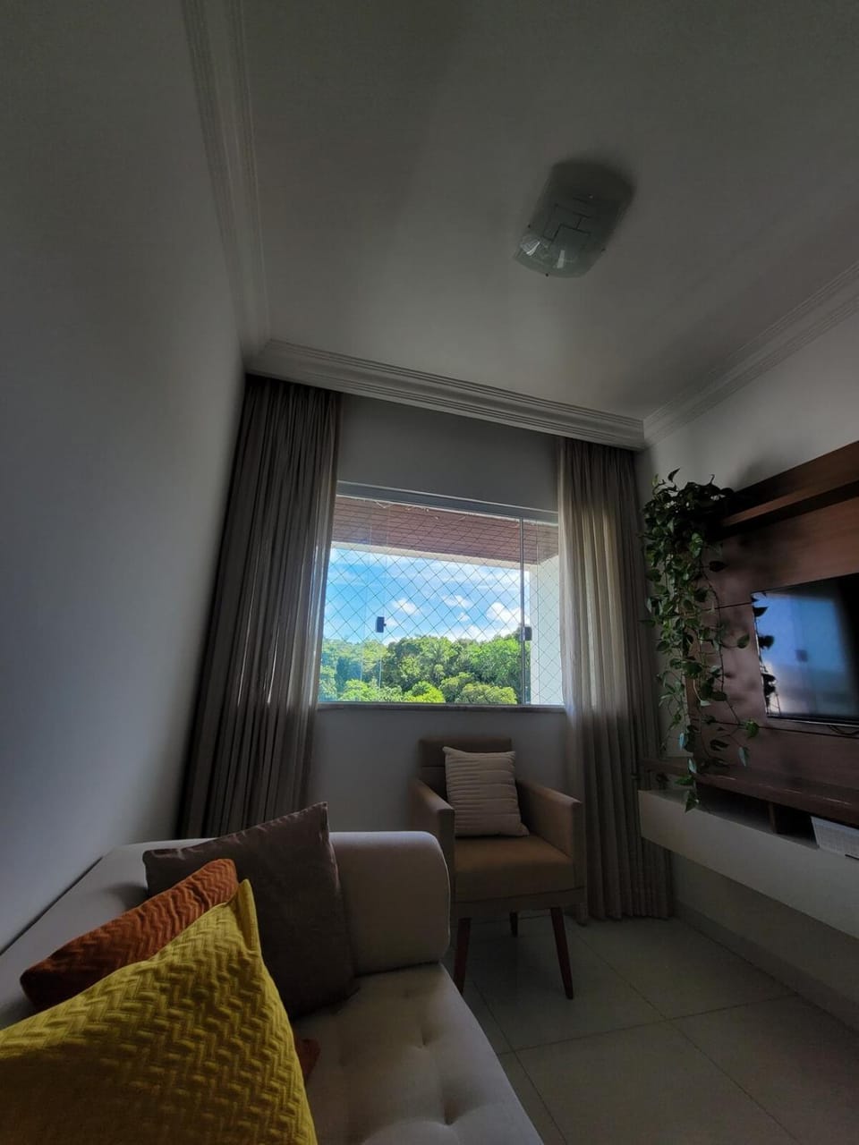 Communal lounge/ TV room, Natural landscape, TV and multimedia, Living room, Seating area, Mountain view