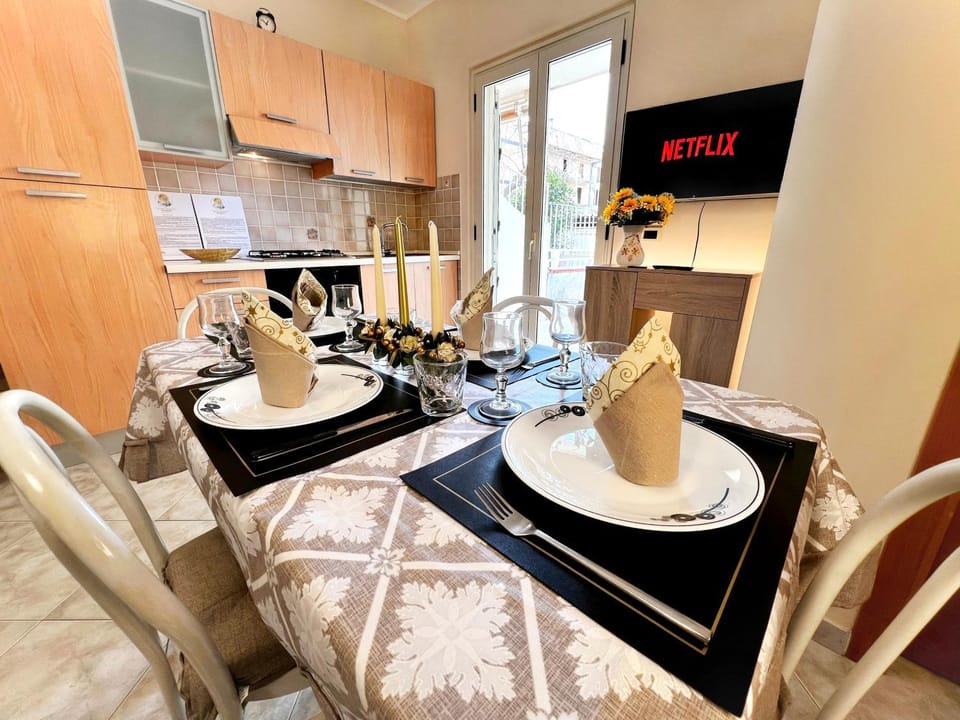 Kitchen or kitchenette, Living room, Seating area, Dining area, Food, internet