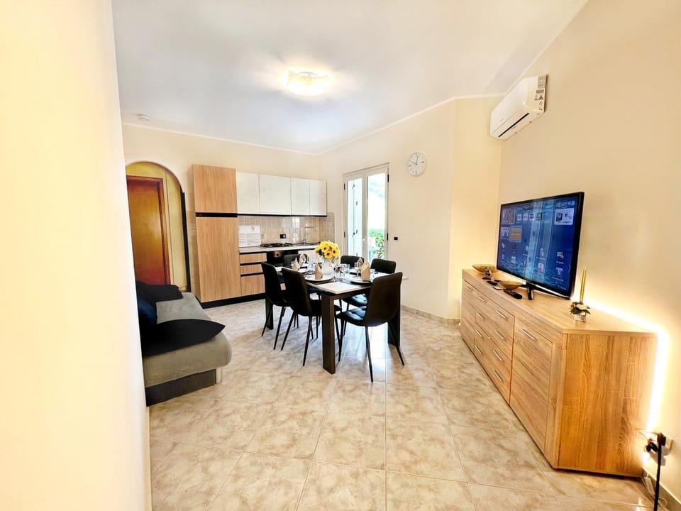TV and multimedia, Kitchen or kitchenette, Living room, Seating area, Dining area, air conditioner