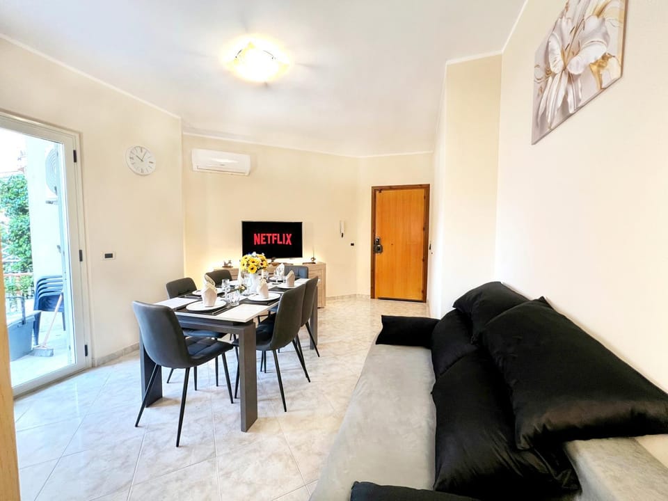 Bed, TV and multimedia, Living room, Seating area, Dining area, kitchen, air conditioner