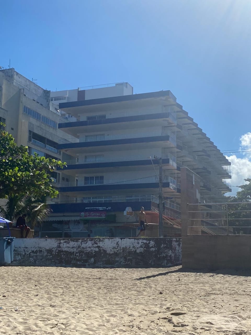 Studio 305 - Praia do Morro Guarapari ES - prédio frente Mar - varanda com vista mar - elevador - atravessou a avenida, ja esta na Praia - internet - SEM vaga ou VER Disponibilidade da garagem Apartment in Guarapari