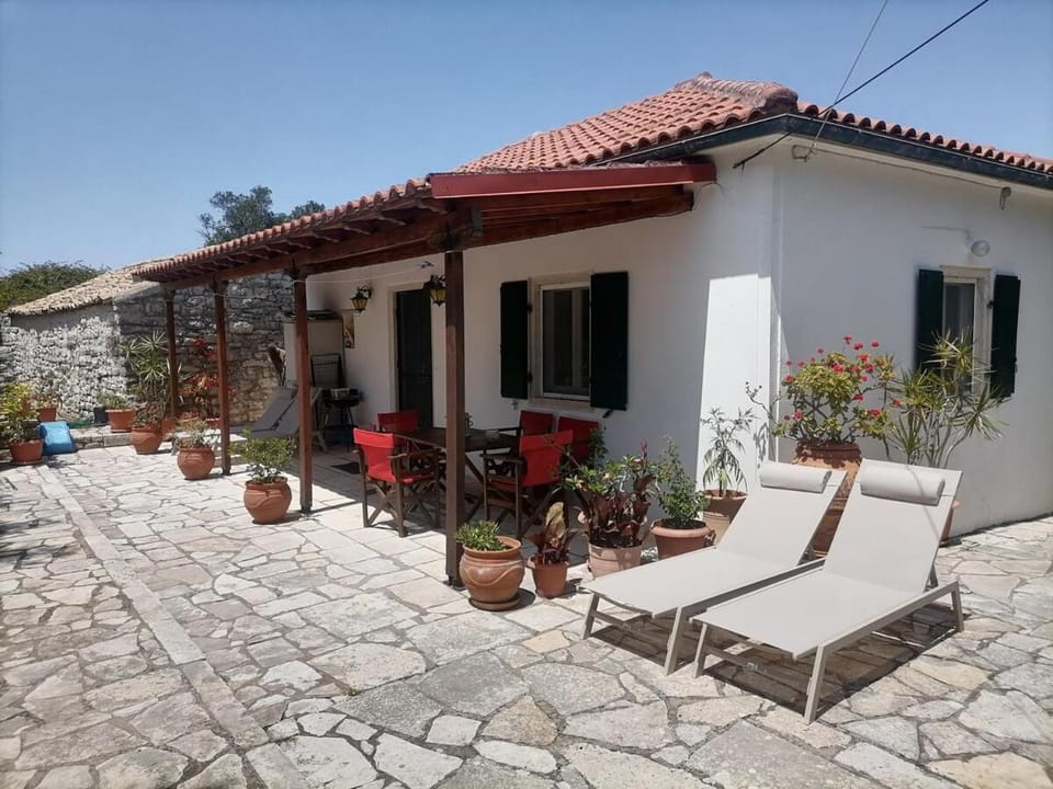 Property building, Patio, Garden, Balcony/Terrace, sunbed