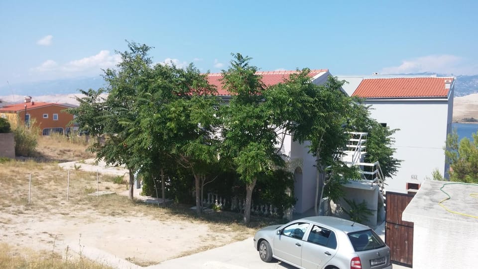 Nearby landmark, Restaurant/places to eat, Neighbourhood, Natural landscape, Fitness centre/facilities, Beach, On site, Area and facilities, Supermarket/grocery shop, Shopping Area