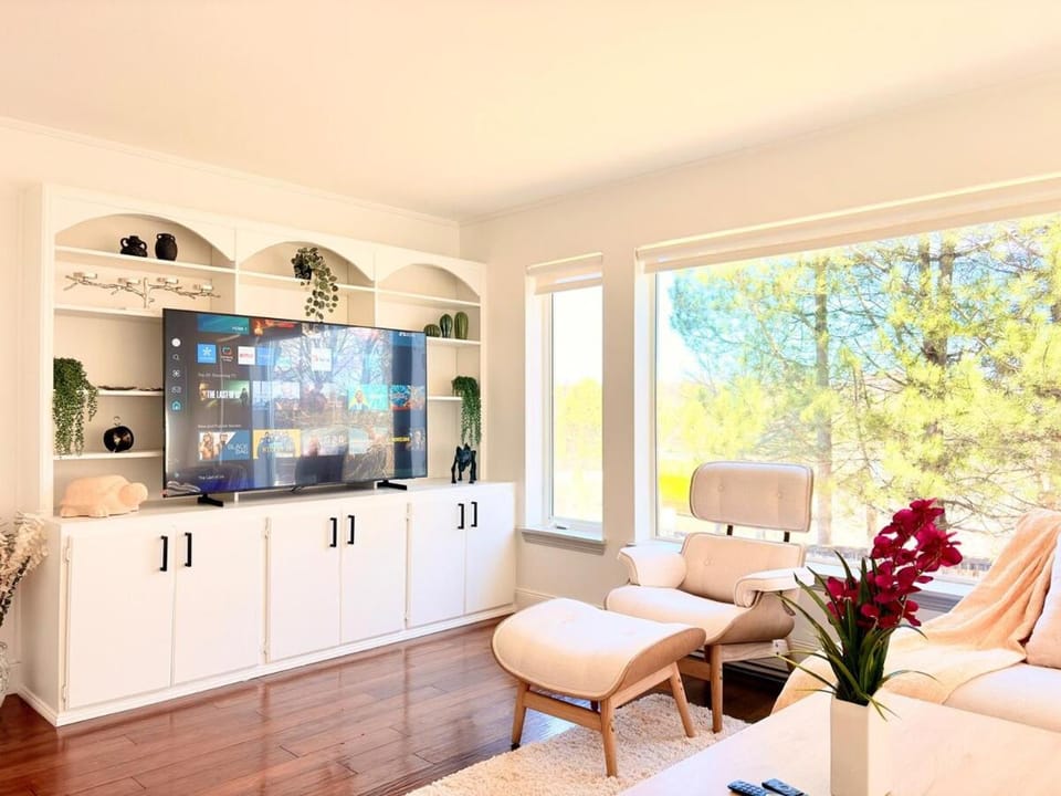Modern 8 Bedroom Entire Home w Backyard BBQ deck House in Moncton
