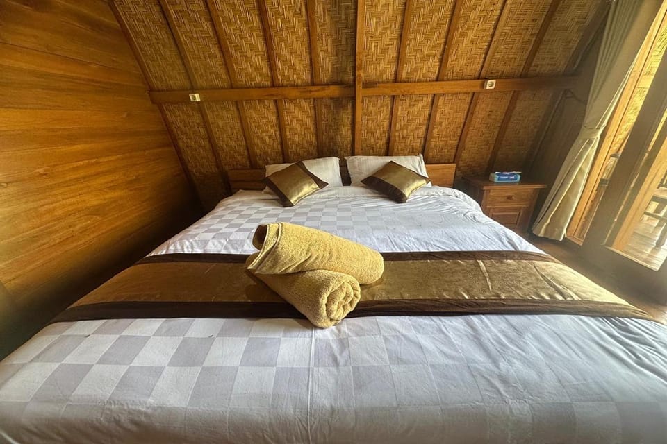 Bed, Bedroom, towels