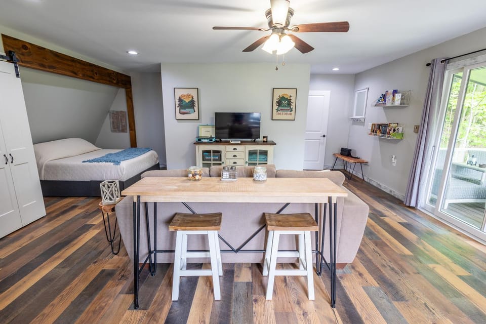 Living room, Seating area, Dining area, Evening entertainment