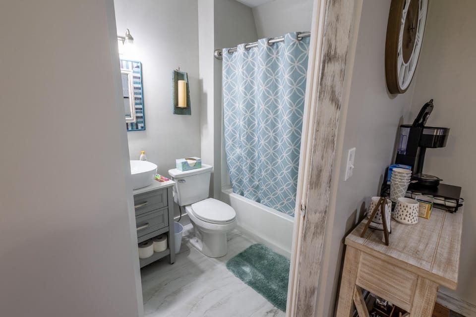 Shower, Toilet, Bathroom, Bath, towels