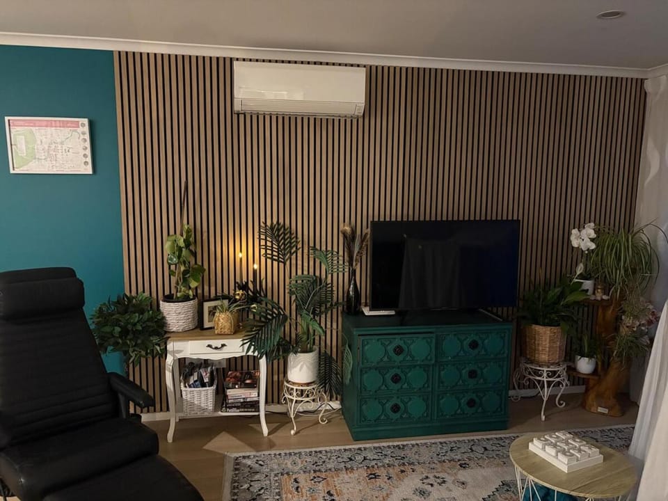 TV and multimedia, Living room, Seating area, Evening entertainment