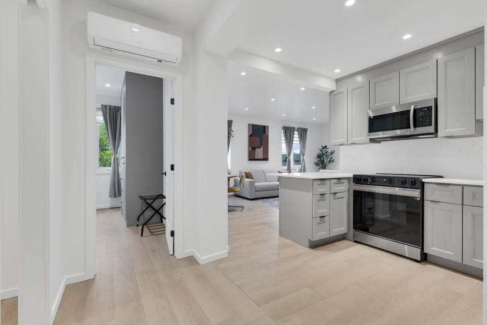 Le Victoria Midtown Mtl Apartment in Côte Saint-Luc