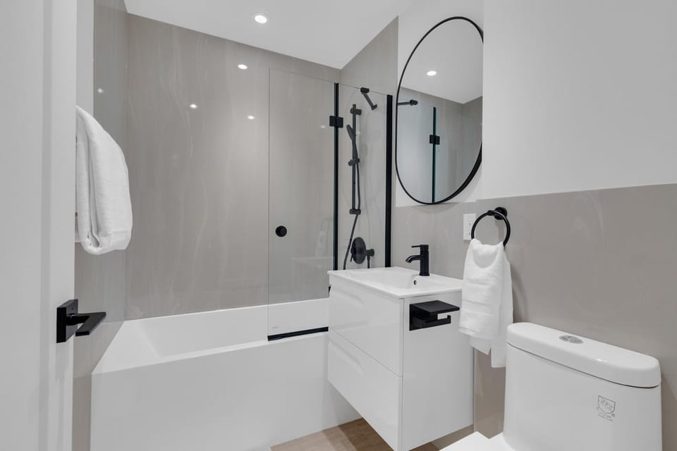 Le Victoria Midtown Mtl Apartment in Côte Saint-Luc
