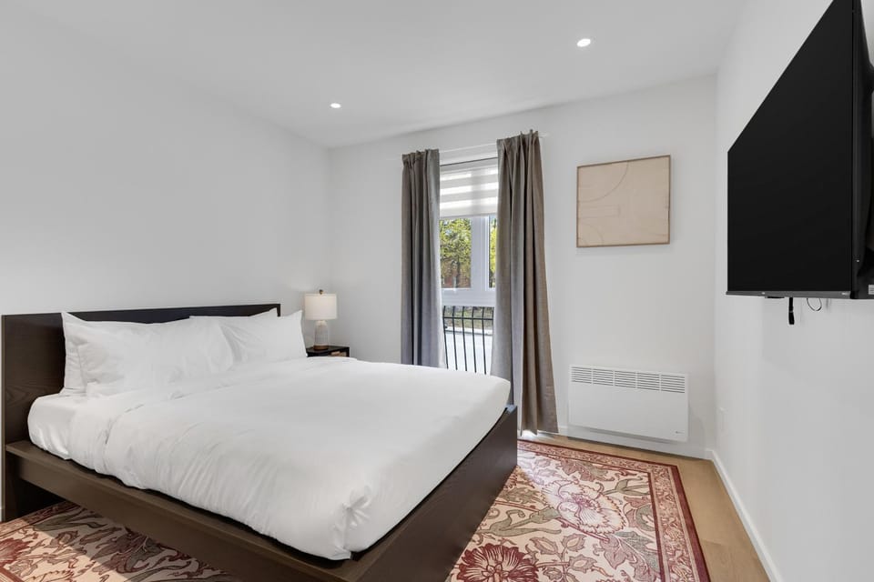 Le Victoria Midtown Mtl Apartment in Côte Saint-Luc