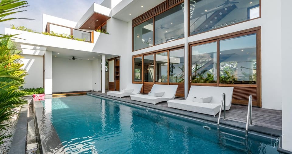 Property building, Day, Pool view, Swimming pool, sunbed