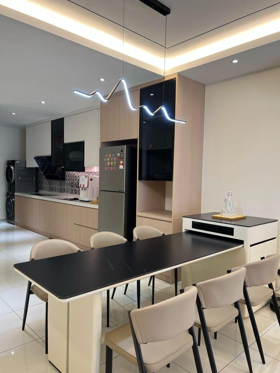 Kitchen or kitchenette, Dining area