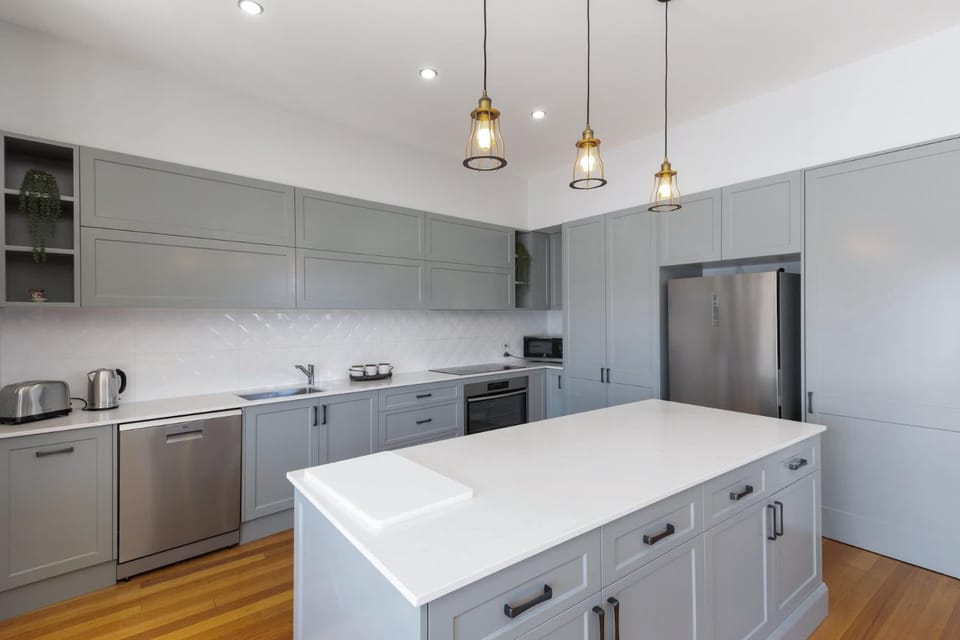 Coffee/tea facilities, Kitchen or kitchenette, dishwasher, oven, stove, toaster