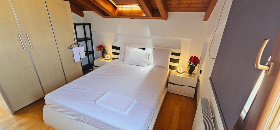 Photo of the whole room, Bedroom, wardrobe