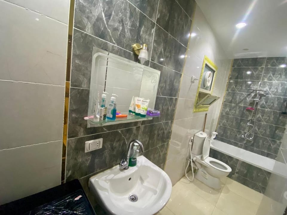 Shower, Toilet, Bathroom, Bath