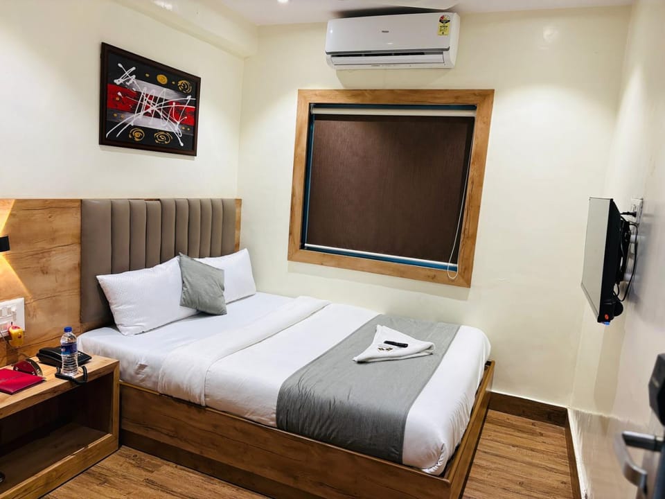 Bed, TV and multimedia, Photo of the whole room, Bedroom, air conditioner