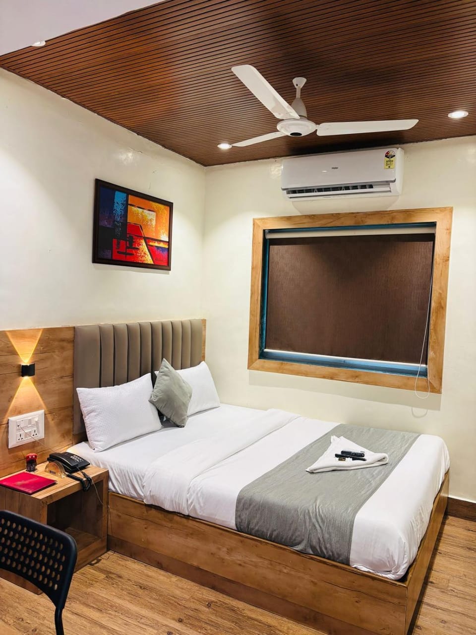 Bed, TV and multimedia, Photo of the whole room, Bedroom, towels, air conditioner