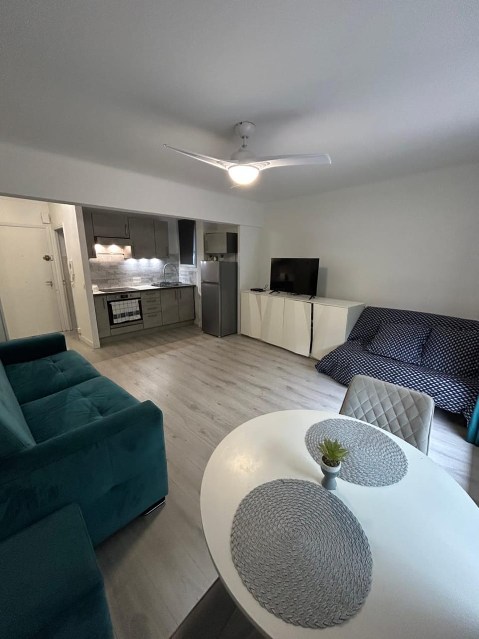 Grand Studio 4 couchages Gare routière et train station Plages et Casino à pied Nespresso Netflix fast Wifi Apartment in Menton