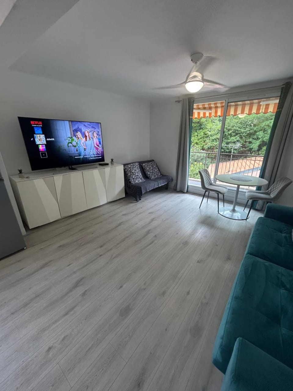 Grand Studio 4 couchages Gare routière et train station Plages et Casino à pied Nespresso Netflix fast Wifi Apartment in Menton