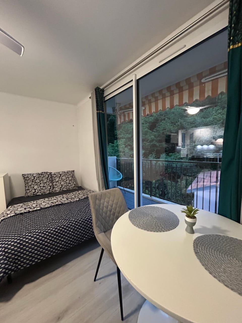 Grand Studio 4 couchages Gare routière et train station Plages et Casino à pied Nespresso Netflix fast Wifi Apartment in Menton