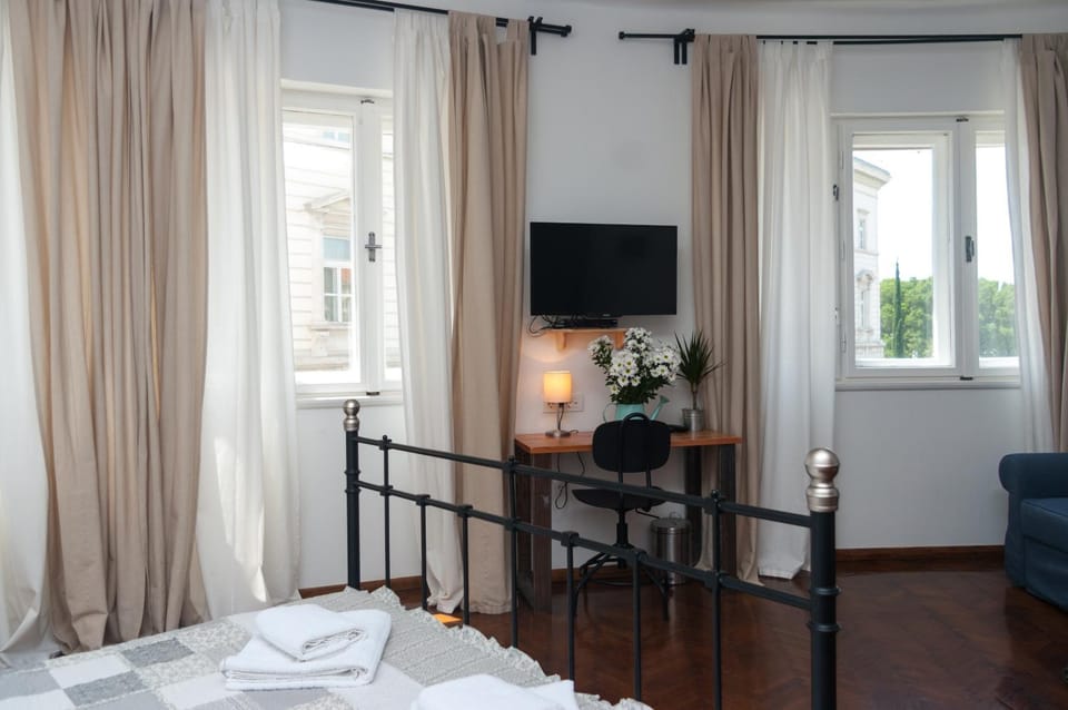 Bedroom, City view
