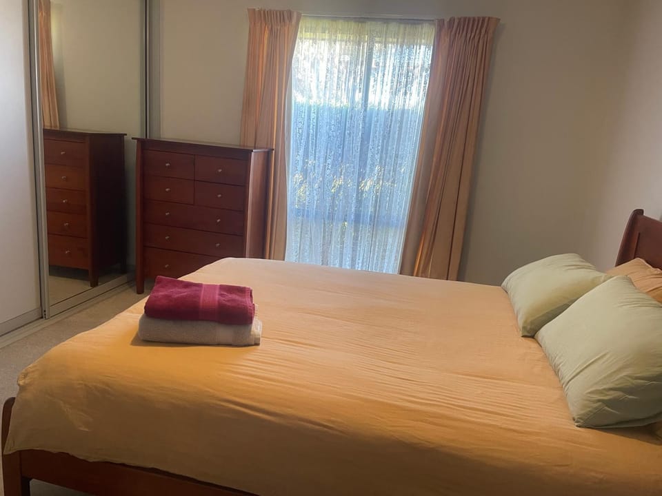 Quiet court easy stroll shops 500 metres from Centro House in Mildura