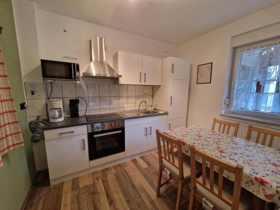 Coffee/tea facilities, Kitchen or kitchenette, Dining area, oven, stove