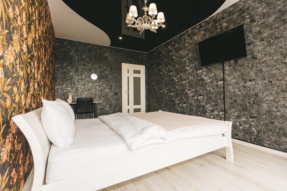 Bed, TV and multimedia, Bedroom