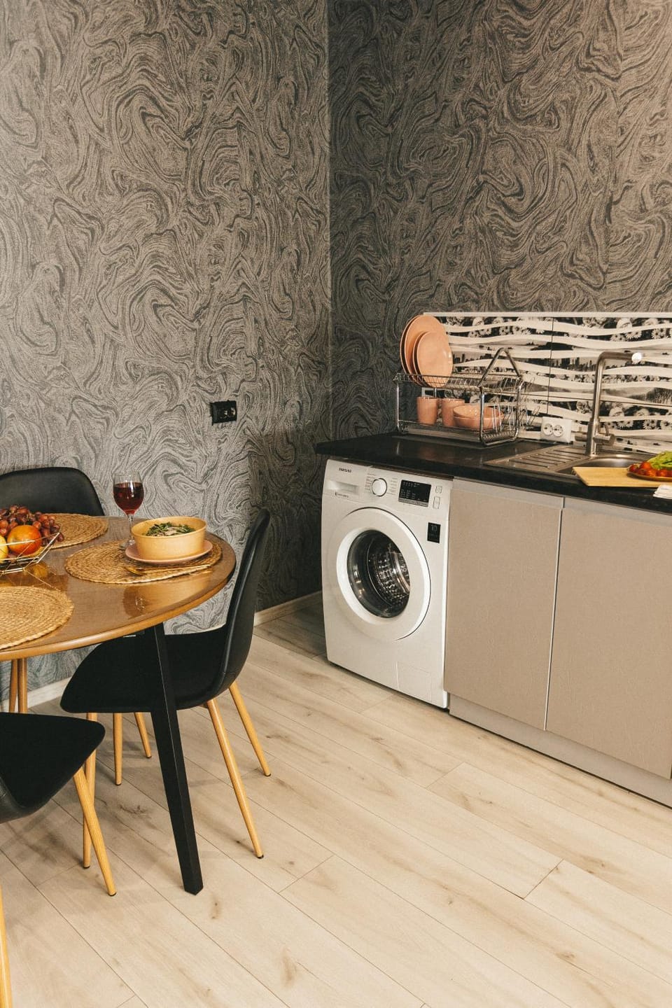 Kitchen or kitchenette, Living room, Seating area, Dining area, washing machine