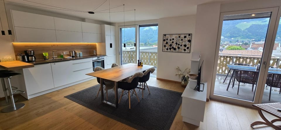 Dining area, kitchen