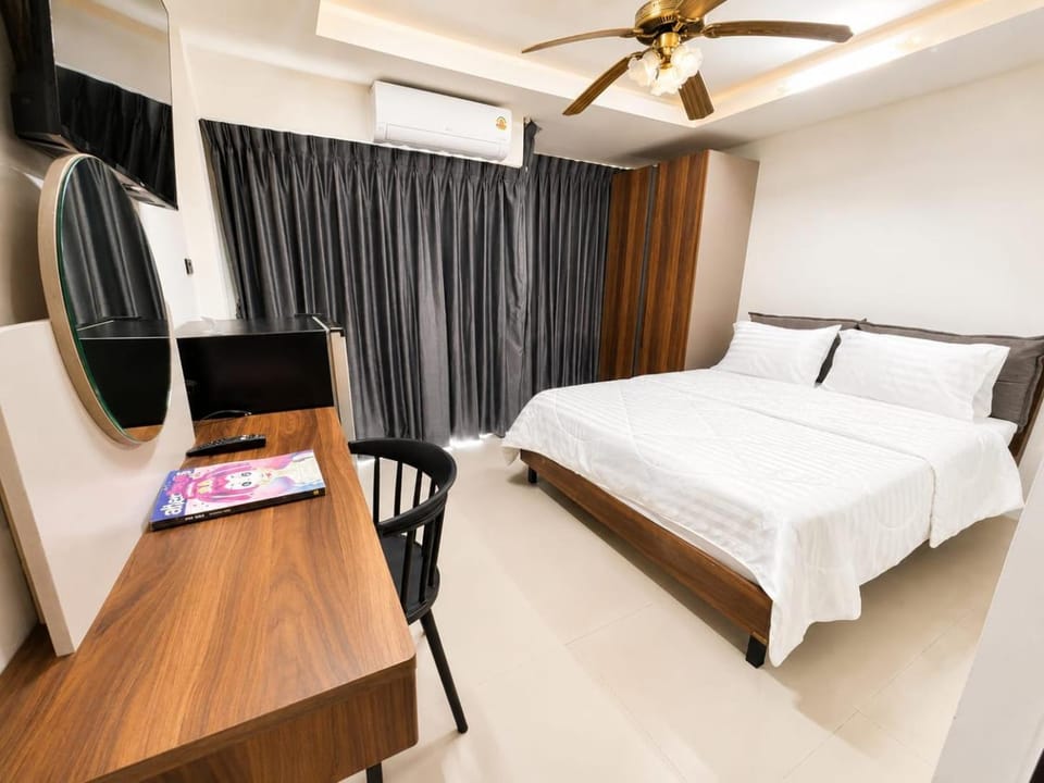 Bed, TV and multimedia, Bedroom