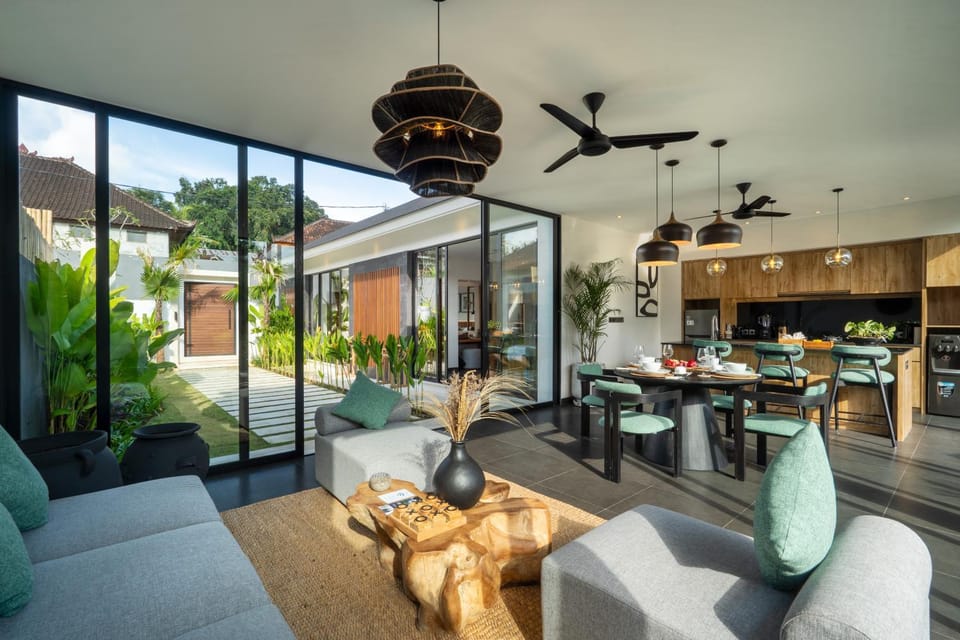 View (from property/room), Living room, Seating area, Dining area