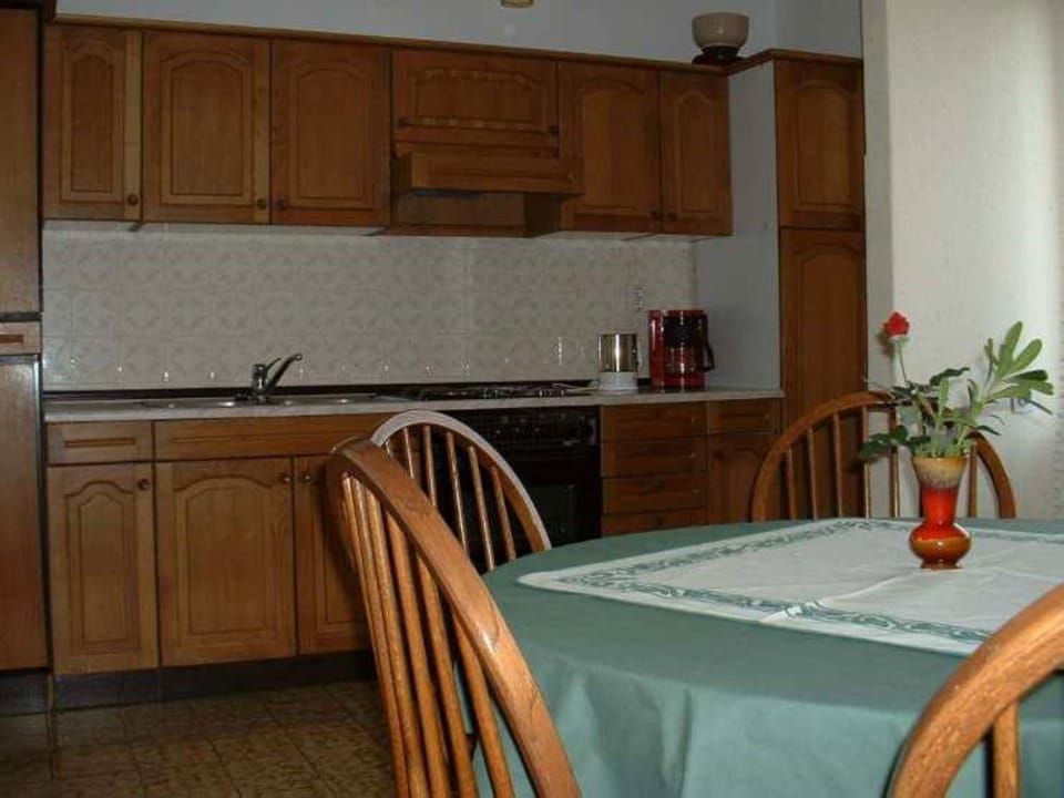 Coffee/tea facilities, Kitchen or kitchenette, Food and drinks, Decorative detail, Dining area, stove, kitchen