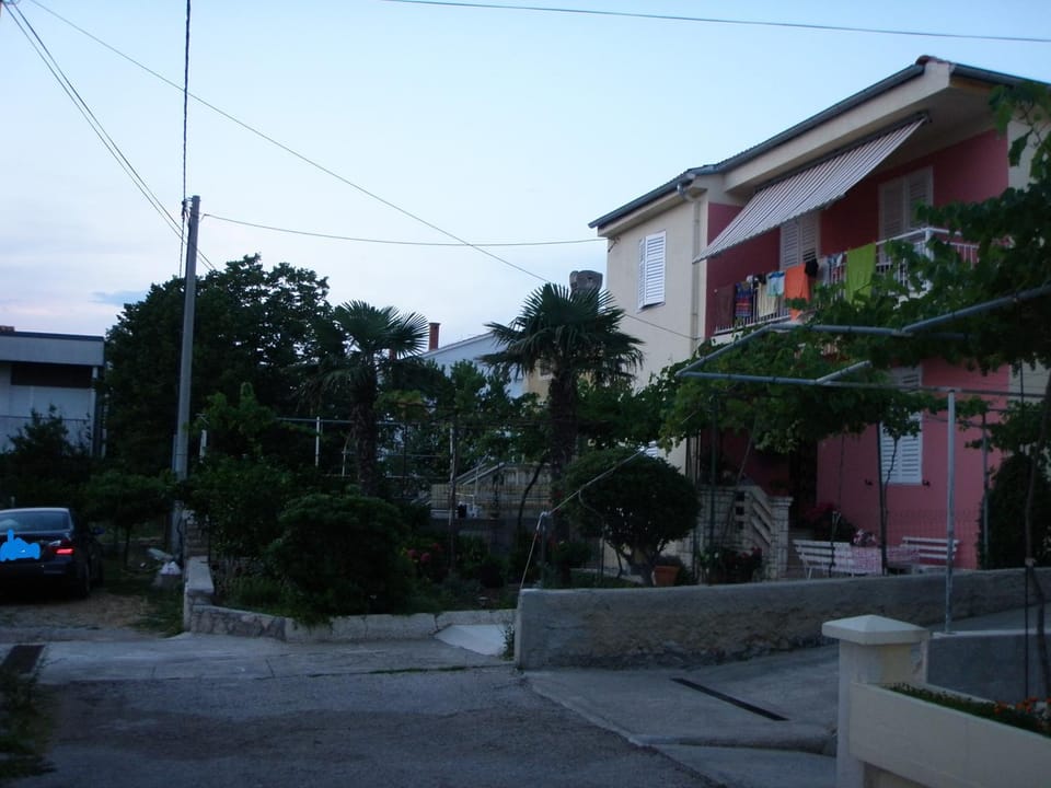 Property building, Patio, Day, Neighbourhood, Street view, Parking