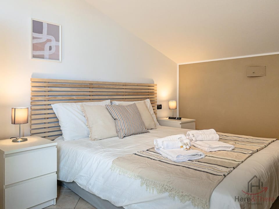 Bed, Photo of the whole room, Bedroom, towels, air conditioner