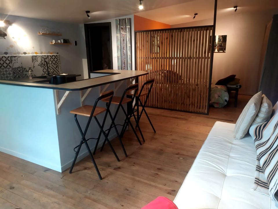 Kitchen or kitchenette, Lounge or bar