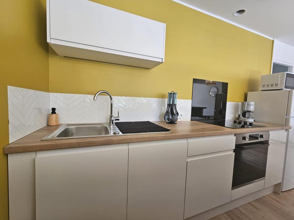 Coffee/tea facilities, Kitchen or kitchenette, oven, stove, toaster
