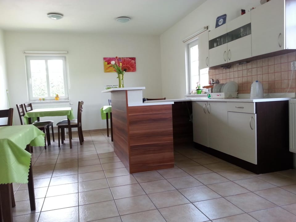 Communal lounge/ TV room, Communal kitchen