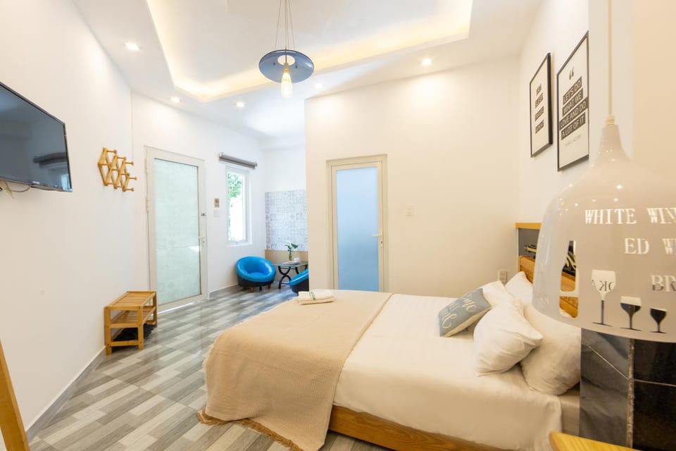 Bed, TV and multimedia, Photo of the whole room, Bedroom