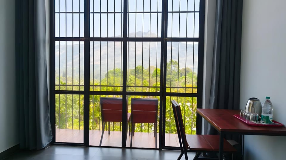 Balcony/Terrace, Dining area, Mountain view