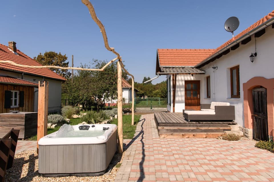 Property building, Patio, Day, Garden, sunbed, sunbed