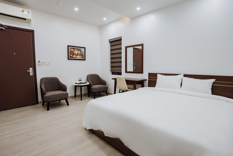 Bed, Seating area, Bedroom, air conditioner