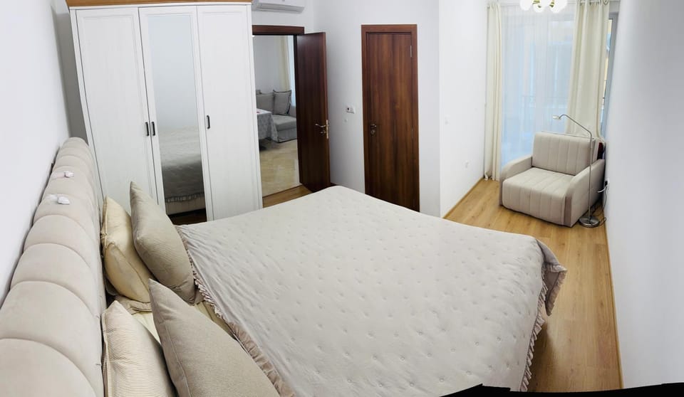 Bed, Photo of the whole room, Seating area, Bedroom, wardrobe