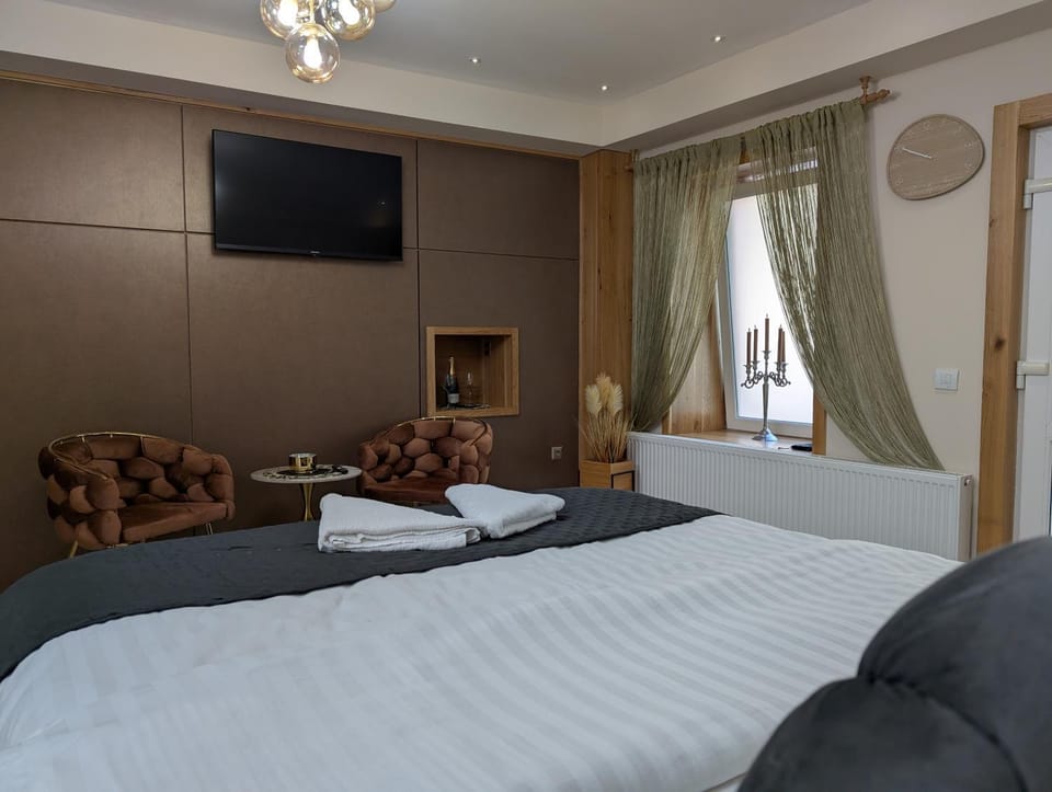 Bed, TV and multimedia, Living room, Photo of the whole room, Seating area, Evening entertainment, Bedroom