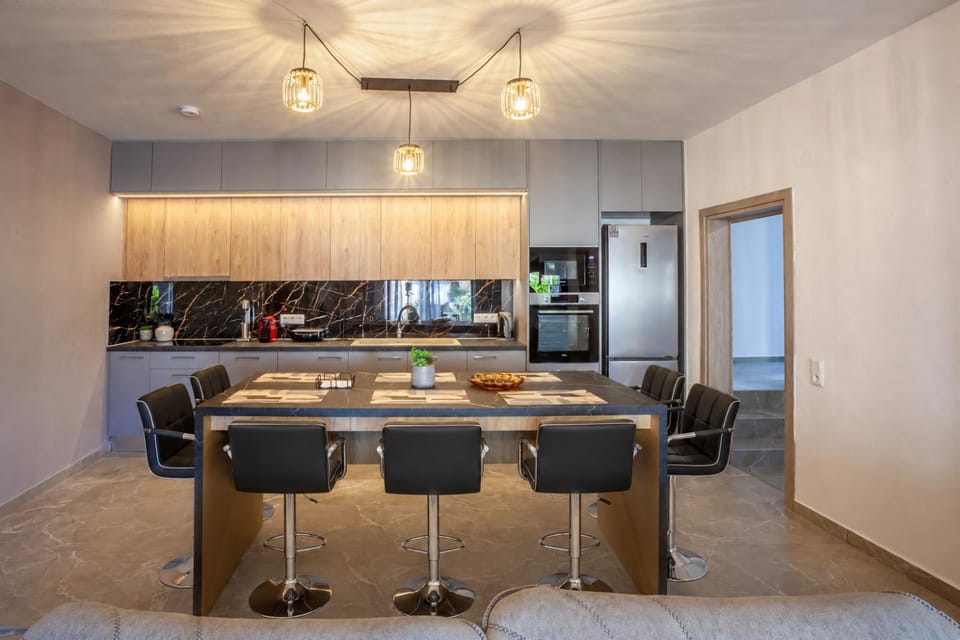 Coffee/tea facilities, Dining area, microwave, oven, stove, kitchen