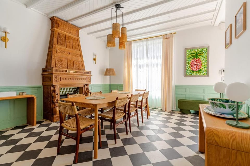 Seating area, Dining area, fireplace