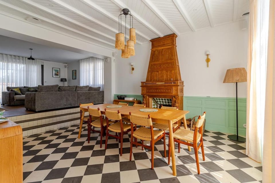 Dining area, fireplace
