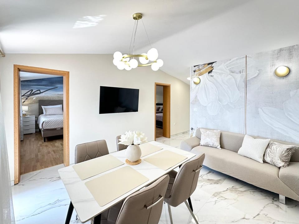 Communal lounge/ TV room, TV and multimedia, Living room, Dining area