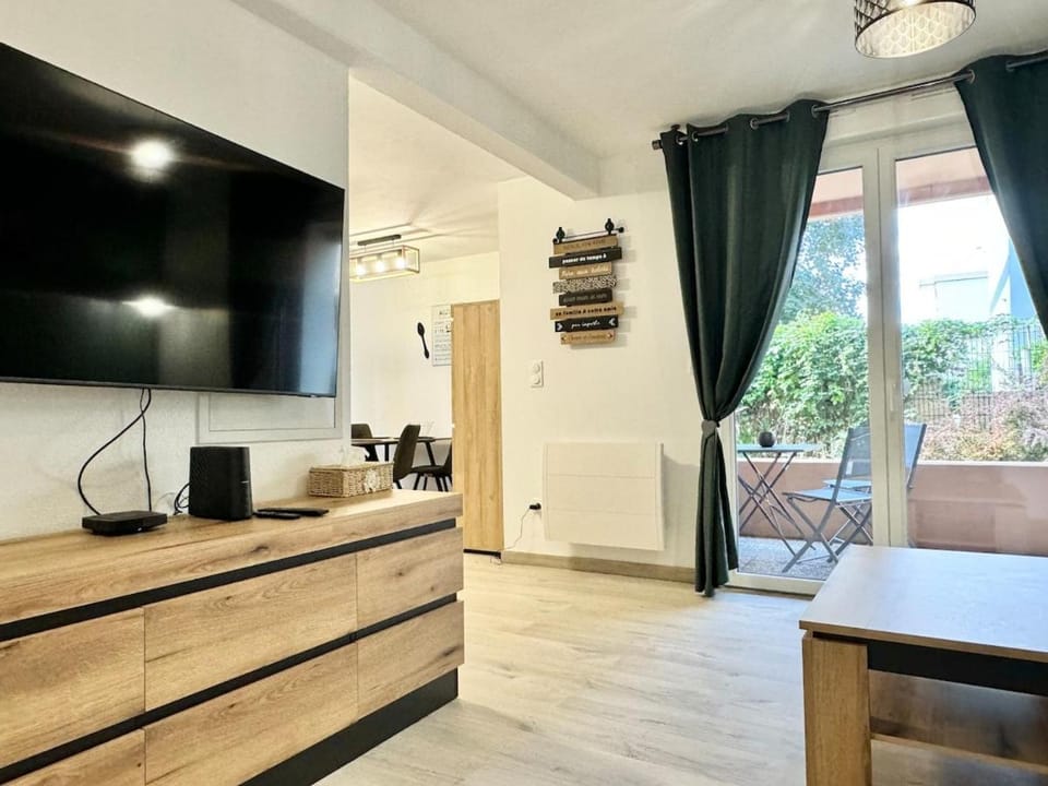 TV and multimedia, Kitchen or kitchenette, Living room, Seating area